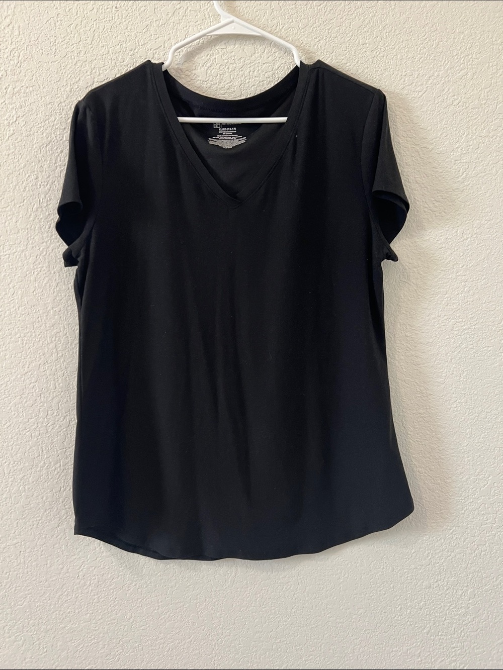 No Boundaries Black V-Neck Short Sleeve Tee - Classic Fit